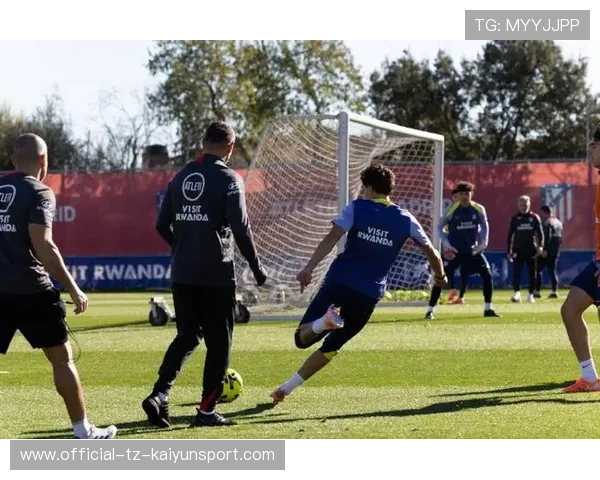 年轻前锋在定位球进攻中练习二次抢点，补射效率提高